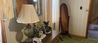 Cozy 3-bedroom house in historical Cave-In-Rock Illinois with Riverview