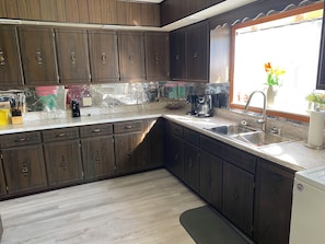 Private kitchen - Cozy 3-bedroom house in historical Cave-In-Rock Illinois with Riverview (Cave-In-Rock)