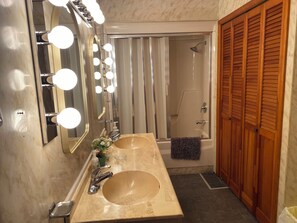 Bathroom - Cozy 3-bedroom house in historical Cave-In-Rock Illinois with Riverview (Cave-In-Rock)