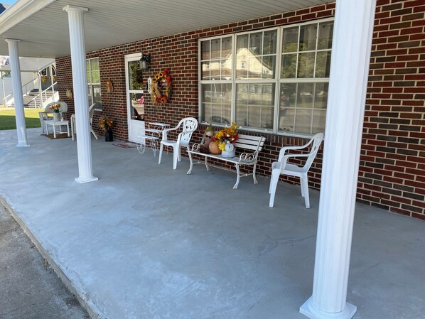 Terrace/patio - Cozy 3-bedroom house in historical Cave-In-Rock Illinois with Riverview (Cave-In-Rock)