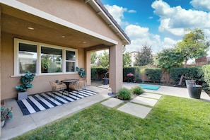 A residential backyard with a patio, a swimming pool, and a well-maintained lawn. - 4b3b modern house in Ontario/Model Home/Two Living room/AC/WIFI/back yard (Ontario)