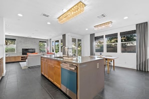 A modern kitchen with a central island, built-in appliances, and large windows. - 4b3b modern house in Ontario/Model Home/Two Living room/AC/WIFI/back yard (Ontario)