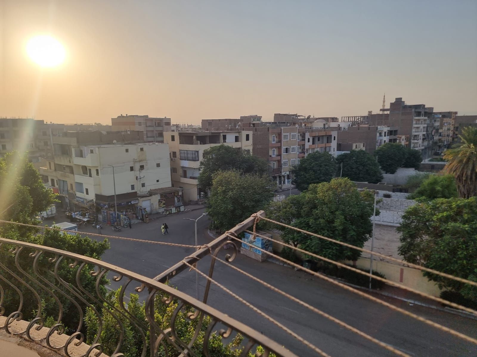 Un quartiere residenziale con edifici, una strada e cielo sereno.