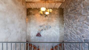 Eine Treppe mit einer Steinwand und einer Decke mit freiliegenden Balken.