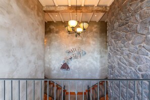Eine Treppe mit einer Steinwand und einer Decke mit freiliegenden Balken.