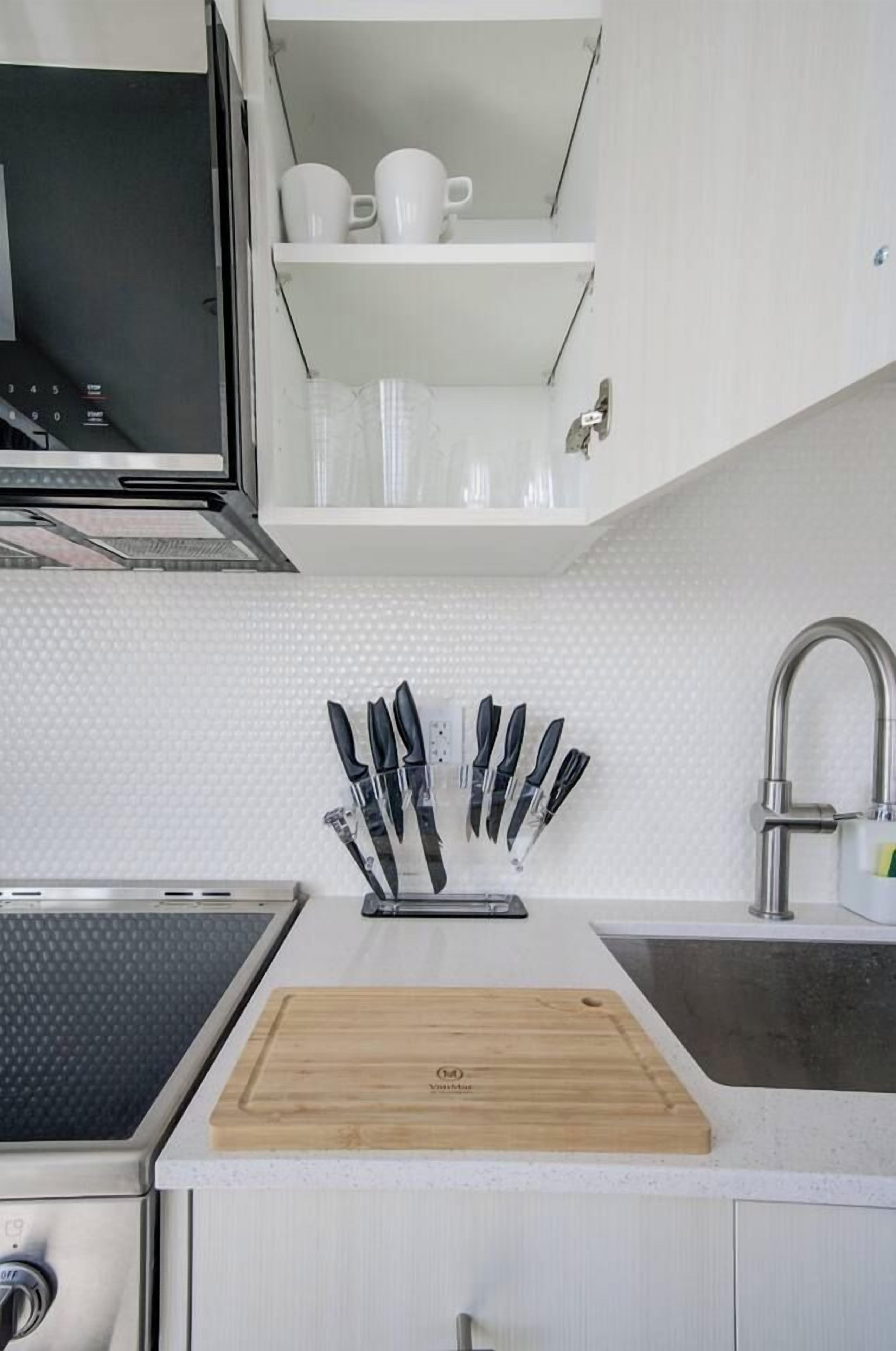 Una cocina con una encimera, un lavabo y una estufa.