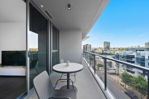 Outdoor dining - Cozy 2BR w/Parking | Walk to CBD and Transit Nearby (South Brisbane)