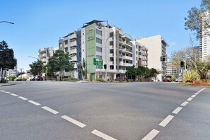 Exterior - Cozy 2BR w/Parking | Walk to CBD and Transit Nearby (South Brisbane)