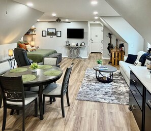 Room - Spacious 1-bedroom studio w/private bath in Muscle Shoals fully furnished (Muscle Shoals)