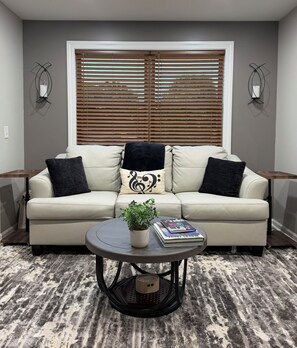 Living area - Spacious 1-bedroom studio w/private bath in Muscle Shoals fully furnished (Muscle Shoals)