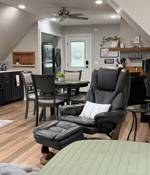 Dining - Spacious 1-bedroom studio w/private bath in Muscle Shoals fully furnished (Muscle Shoals)