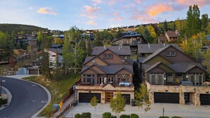 A residential area with modern houses, a curved road, and a pedestrian crossing. - Deer Valley Lodge by Avantstay Hot Tub + Cedar Sauna + Elevator + Game Lounge Walk to Main Street (Park City)