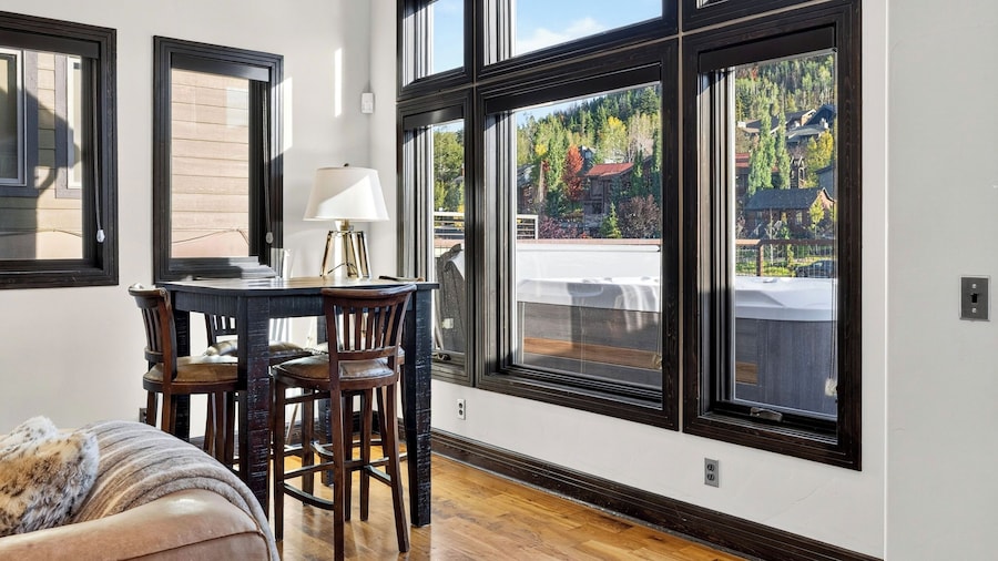 Deer Valley Lodge by Avantstay Hot Tub + Cedar Sauna + Elevator + Game Lounge Walk to Main Street