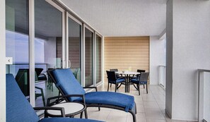 Outdoor dining - Stunning 2-bedroom villa in Marco Island with many pools, gym, island views. (Marco Island)