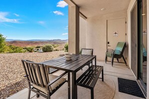 Outdoor dining - Lofts 45, PS5, Balcony Views, and Resort Amenities! (Saint George)