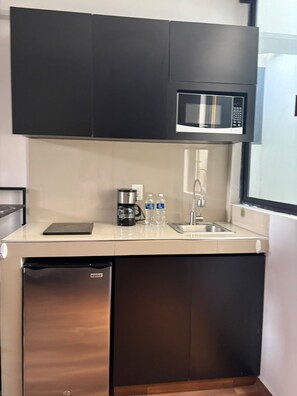 A compact kitchen with a microwave, coffee maker, and a sink. - Private Mini Loft in southern Mexico City, near C.U. (Ciudad de México)