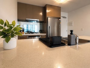 Private kitchen - Executive Southbank Retreat Views,Gym & Workspace (Southbank)