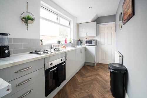 Spacious 4BR Sleeps 10 Free Parking