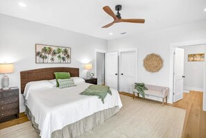 Bedroom 6 - Master king suite with balcony and ensuite bathroom - Luxe 6BR Heated Pool | 200 Ft to Beach | Sleeps 20 (gulf shores)