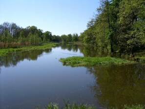 A calm river with trees on both sides. - mit zwei Doppel- und einem Einzelzimmer, Essküche, Vollbad und Balkon by Interhome (Küstriner Vorland)