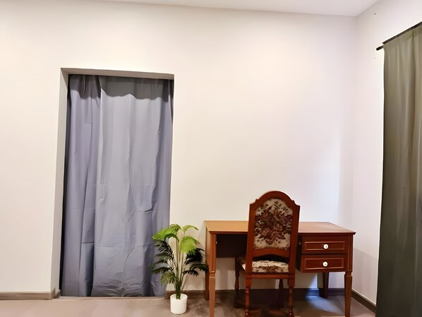 A room with a desk, chair, and a potted plant. - H room Yaowarat (Sampunthawong)