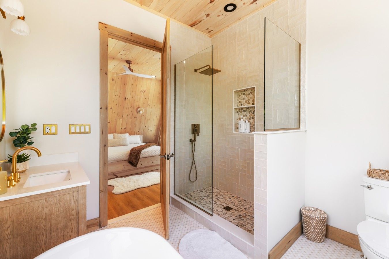 Une salle de bain moderne équipée d’une douche, d’un lavabo et de toilettes.
