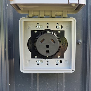 Una caja de servicios con un enchufe, un interruptor y una toma de corriente.