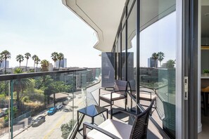 Property grounds - Landing | Chic 2BD in Hollywood (Los Angeles)