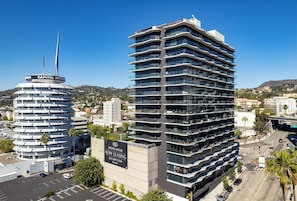 Exterior - Landing | Stunning 2BD in Hollywood (Los Angeles)