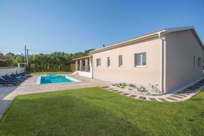 A single-story building with a swimming pool and a covered patio area. - Villa with private swimming pool (Poreč)