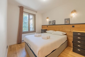 Master bedroom - White Pearl B12 Cosy Chamonix Base for 2, Chamonix, France (Chamonix)