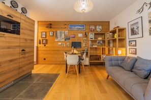 Living and dining room - White Pearl B12 Cosy Chamonix Base for 2, Chamonix, France (Chamonix)