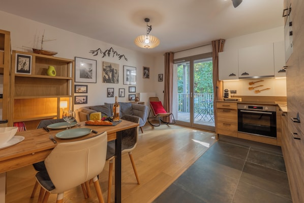 Kitchen and dining area - White Pearl B12 Cosy Chamonix Base for 2, Chamonix, France (Chamonix)