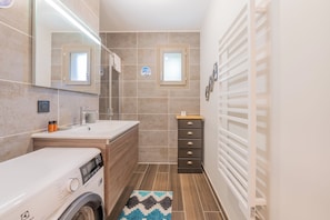 Bathroom with shower - White Pearl B12 Cosy Chamonix Base for 2, Chamonix, France (Chamonix)