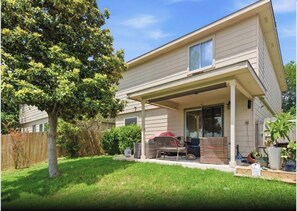 Terrace/patio - Large 3-bedroom house w/ AC pool table in gorgeous Manchaca/South Austin area (Manchaca)