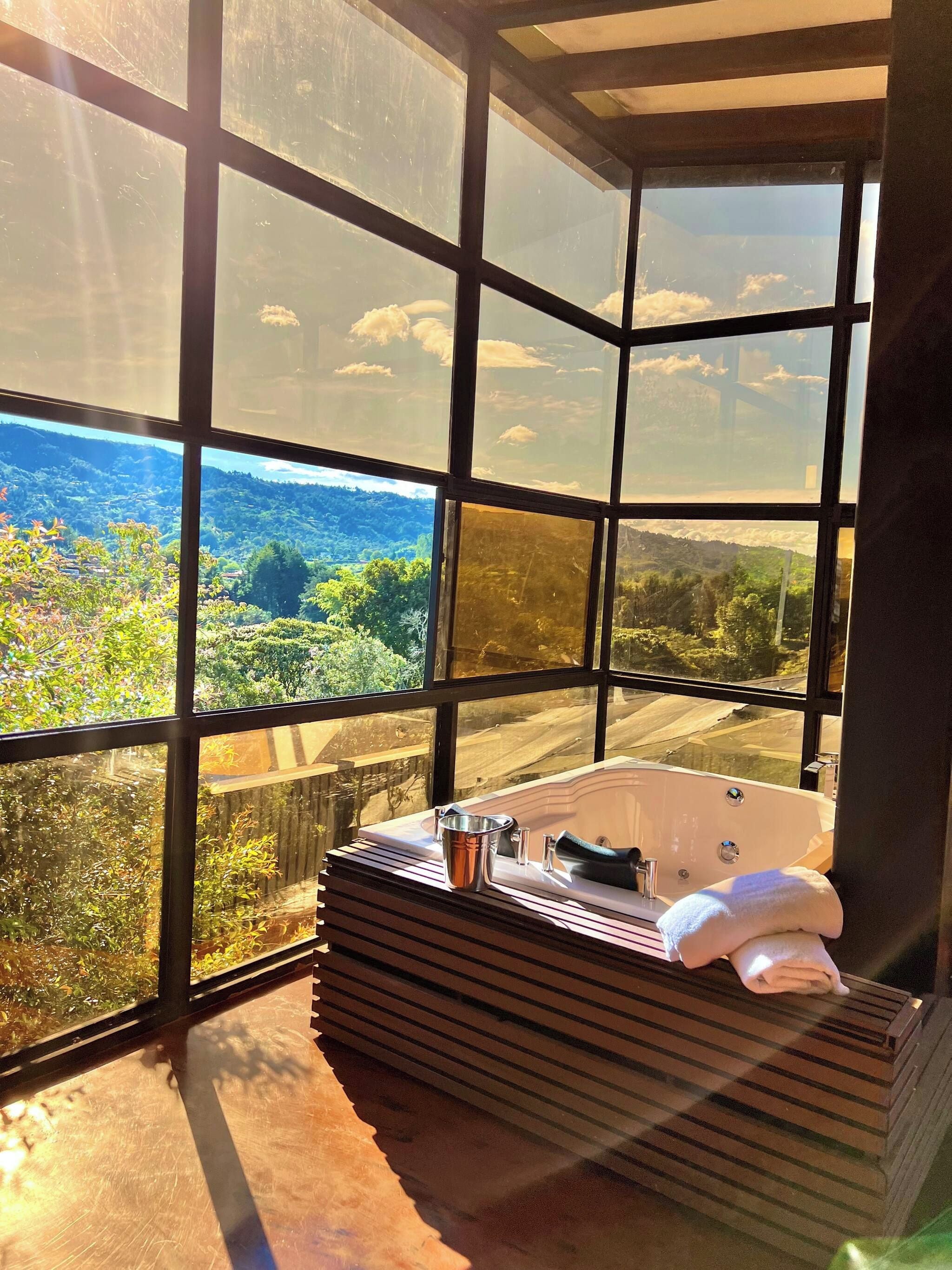 Una habitación con un ventanal que ofrece vistas al paisaje.