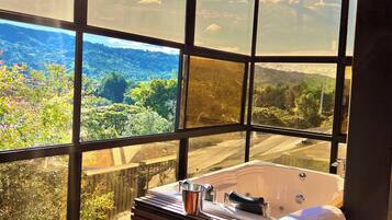 Una habitación con un ventanal que ofrece vistas al paisaje.