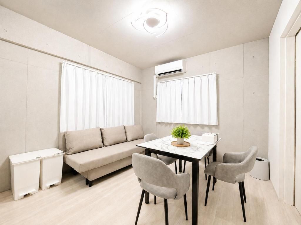 Ein modernes Wohnzimmer mit einer Couch, einem Esstisch und Stühlen.