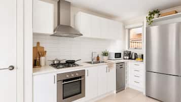 14-Flourish-Walk-kitchen-staged-Airbnb (3)