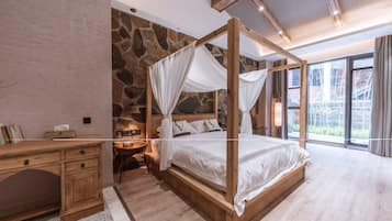 Une chambre à coucher avec un lit à baldaquin, un bureau en bois, un mur en pierre et une grande fenêtre.