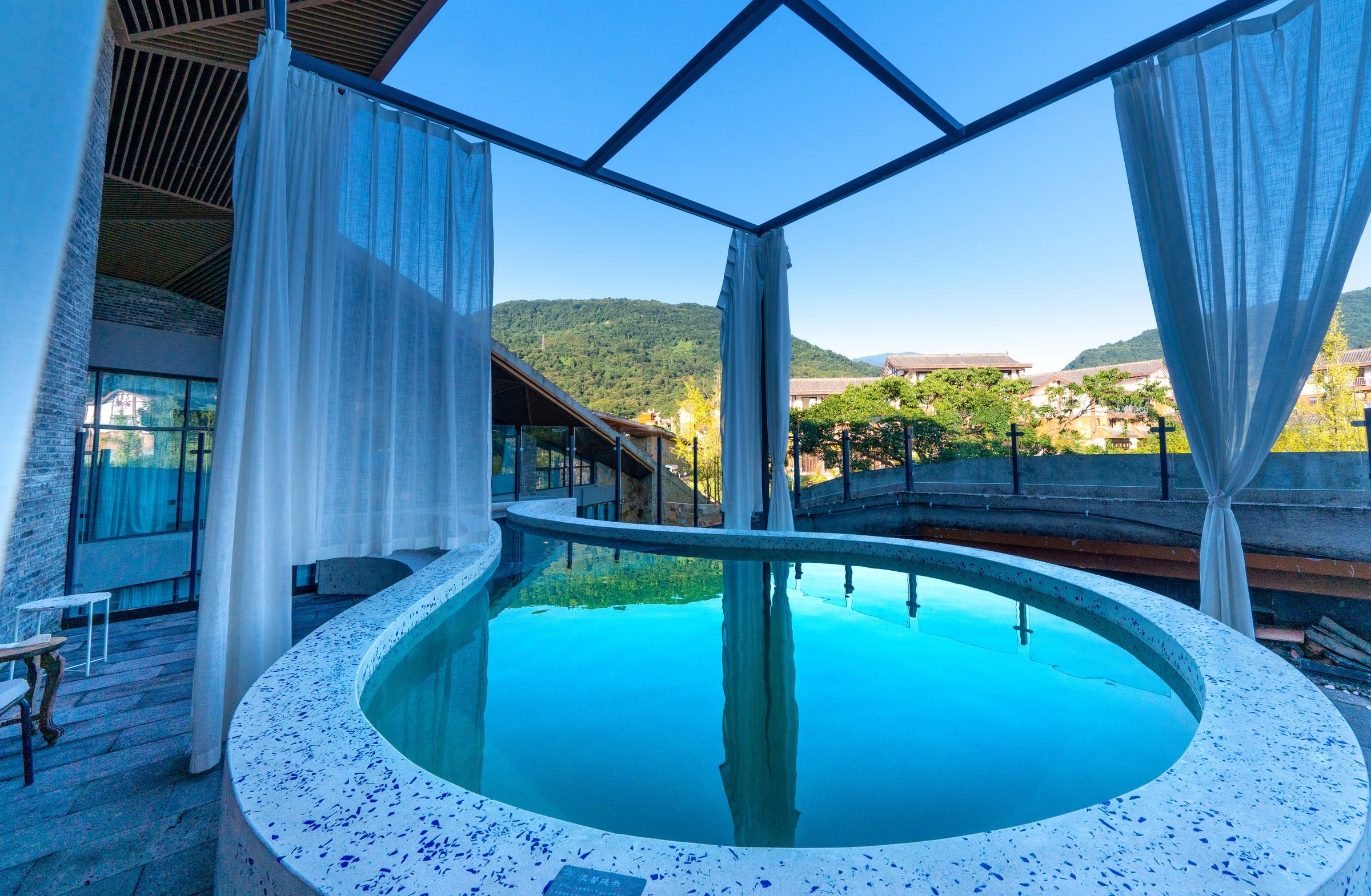 Outdoor spa tub
