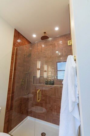Bathroom - Hayward Heights! 3 King Suites. Steps from UO! (Eugene)