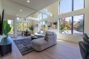 Living area - Hayward Heights! 3 King Suites. Steps from UO! (Eugene)