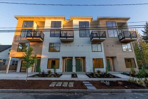 Exterior - Hayward Heights! 3 King Suites. Steps from UO! (Eugene)