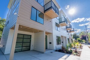 Exterior - Hayward Heights! 3 King Suites. Steps from UO! (Eugene)