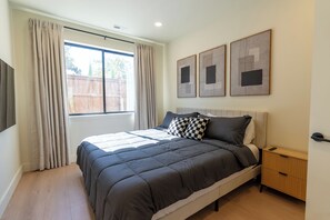 Room - Hayward Heights! 3 King Suites. Steps from UO! (Eugene)