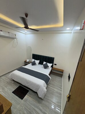 Room - The Gita Ashraya Sadan Guest House (Vrindavan)