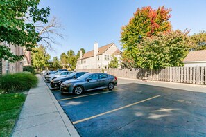 A residential street with parked cars, houses, and a clear sky. - Blueground | Evanston, private entrance, nr Lakefront (Evanston)