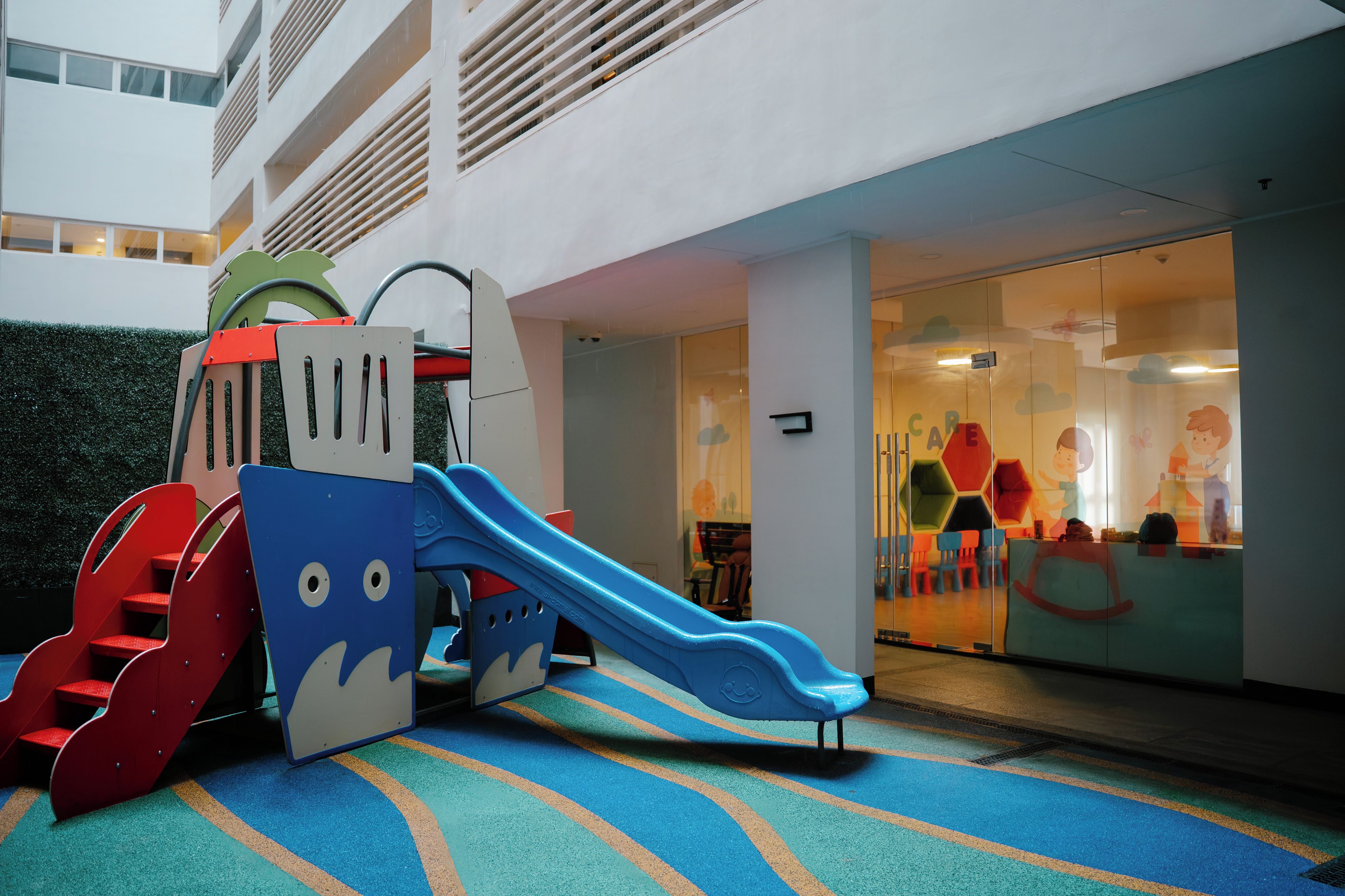 Een kinderspeelplaats met een glijbaan en een klimconstructie.