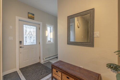 Spacious , luxurious home for comfort, privacy and convenience. Great for Aurora